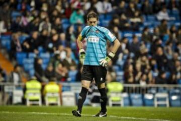 El portero del Cornella Íñigo Alberto tras recibir uno de los goles del Real Madrid, durante el partido de vuelta de dieciseisavos de final de la Copa del Rey.