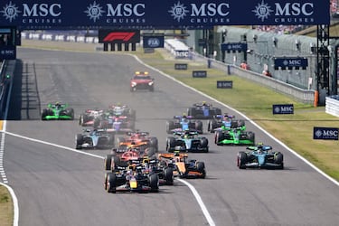 Max Verstappen, que salía desde la primera plaza, defiende su posición al inicio de la carrera del GP de Japón. El neerlandés comenzó una carrera en una primera posición que no dejó de ocupar.