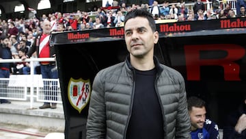 Míchel, en el banquillo del Rayo.