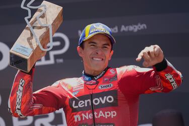 El piloto español Marc Márquez, del equipo Ducati Lenovo, ganador de la carrera, celebra en el podio del Gran Premio de Aragón.