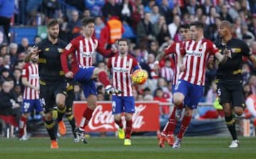 Vietto intenta controlar el balón.