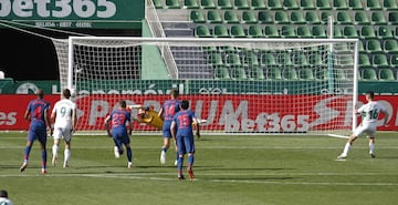 Fidel manda al palo el penalti a favor del Elche. 