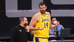 Marc Gasol y Frank Vogel, durante el partido de la NBA que ha enfrentado a Sacramento Kings y Los Angeles Lakers.