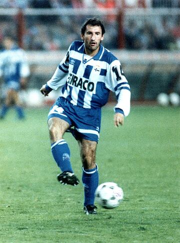 453 games from 1982 to 1997 with Real Sociedad (187), FC Barcelona (223) and Deportivo (43).