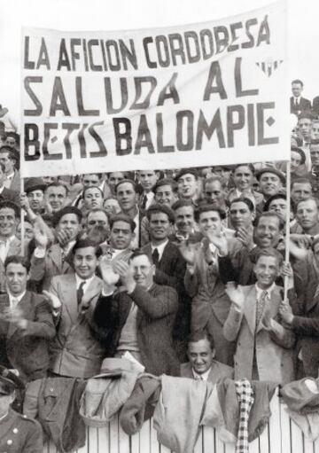 Los espectadores, mayoritariamente varones, disrutan animando a los suyos. Con aspecto sobrio, corbata alcuello y traje de chaqueta, ir al estadio se convierte en la gran afición del español medio, junto con la fiesta de los toros.