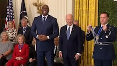 Magic Johnson’s hilarious moment receiving the Medal of Freedom from Joe Biden