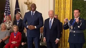 Magic Johnson’s hilarious moment receiving the Medal of Freedom from Joe Biden