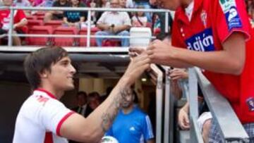 <b>BUENA ACOGIDA. </b>Trejo saludo a muhos de los seguidores sportinguistas en su presentación en El Molinón.