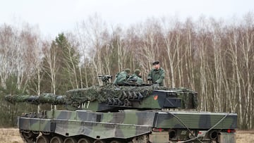 Polish instructors and Ukrainian soldiers train on Leopard 2 tanks as Polish President Andrzej Duda and Minister of National Defence Mariusz Blaszczak visit the 10th Armoured Cavalry Brigade in Swietoszow, Poland February 13, 2023. REUTERS/Kacper Pempel