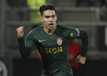 Tras su paso poco exitoso por la Premier, Radamel regresó al fútbol francés, al Mónaco, donde jugó tres temporadas (2016-19) y retomó su idilio con el gol, con sus mejores números desde que dejó el Atlético. En el primer curso, el equipo de Jardim ganó la Ligue 1 (95 puntos, ocho más que el PSG), con el Tigre como máximo goleador del equipo, y llegó a semifinales de la Champions, tras apear al City y al Dortmund. El curso siguiente el Mónaco terminó segundo y en la 18-19, sufrió para salvarse. 