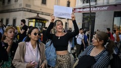 Personas reunidas en una plaza en Madrid durante el apagón que dejó a España sin red eléctrica, a 28 de abril de 2025, en Madrid (España). Un apagón eléctrico ha asolado España, Portugal y parte de Francia a las 12.30h. de la mañana. Sin saber aún las causas concretas del apagón, poco a poco se recupera el suministro eléctrico en todas las regiones de la Península Ibérica. Algunas ciudades y municipios han estado más de 12 horas sin luz, y otras zonas aún no la han recuperado.
29 ABRIL 2025
Fernando Sánchez / Europa Press
29/04/2025