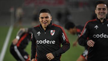 Juan Fernando Quintero calentando antes de un partido con River Plate.