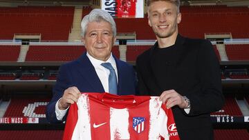 Enrique Cerezo entrega la camiseta del Atl&eacute;tico a Daniel Wass 