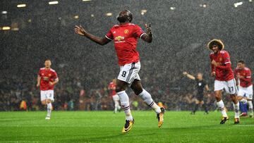 MANCHESTER, ENGLAND - SEPTEMBER 12:  Romelu Lukaku of Manchester United celebrates scoring his sides second goal during the UEFA Champions League Group A match between Manchester United and FC Basel at Old Trafford on September 12, 2017 in Manchester, Uni