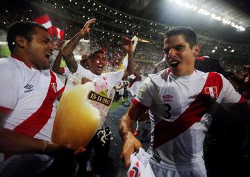 Los jugadores peruanos celebran su clasificación al Mundial de Rusia 2018. 