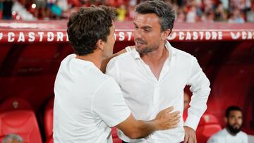 01-09-24. RUBÉN ALBÉS Y RUBI SE SALUDAN ANTES DE COMENZAR EL ALMERÍA-SPORTING