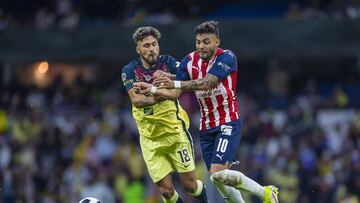 Bruno Valdez y Alexis Vega pelean por un bal&oacute;n en el Cl&aacute;sico Nacional