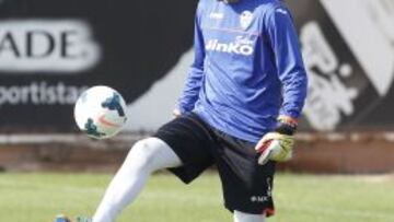 Alves regresa a la lista; Barragán se queda fuera por molestias