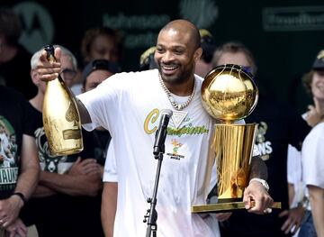 P.J. Tucker celebra con el trofeo Larry O'Brien y champán el título de campeones de la N