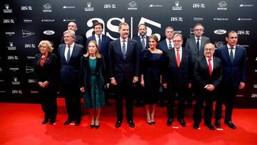 GRAF3954. MADRID, 04/12/2017.- Los reyes Felipe y Letizia junto a diversas autoridades posan a su llegada a la cena conmemorativa del 50 aniversario del diario deportivo As y la entrega de los Premios As del Deporte, hoy en el Palacio de Cibeles de Madrid. EFE/JuanJo Mart&iacute;n