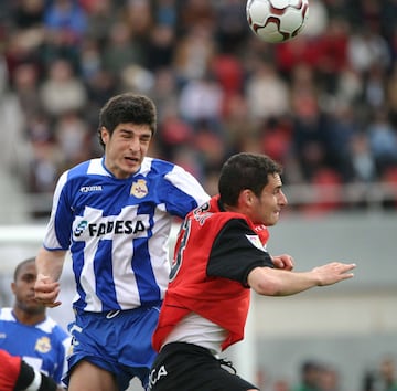 39 años y 286 días. El central asturiano que hizo carrera en Riazor jugó su último partido en Coruña y luego estuvo en varios equipos de Segunda División retirándose con 43 años.