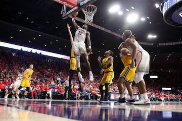 Deandre Ayton, Arizona Wildcats, realiza un mate contra UMBC Retrievers.