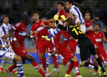 Los jugadores de la Real Sociedad luchan el bal¨®n con los jugadores del Espanyol.