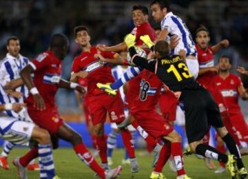 Los jugadores de la Real Sociedad luchan el balón con los jugadores del Espanyol.