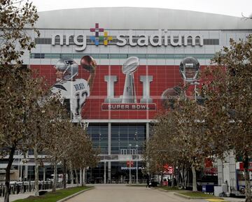 Una vista del NRG Stadium pocas horas antes del inicio del partido. Tom Brady y Matt Ryan presiden la fachada.