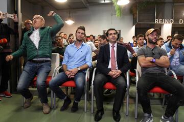 Los jugadores y directiva de la Cultural Leonesa celebrando el emparejamiento para dieciseisavos de la Copa del Rey con el Barcelona 