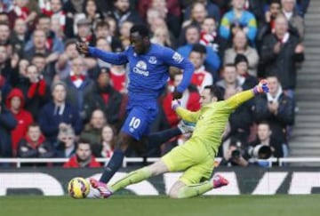 Ospina seguridad con los pies y manos frente al Everton  Reuters / Stefan Wermuth