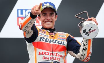 Siempre que ha podido correr en el circuito alem¨¢n, siempre ha ganado. Conocido como el k¨¢iser, M¨¢rquez no se ha bajado nunca de lo m¨¢s alto del podio en Sachsenring. Desde que el trazado entr¨® al calendario de MotoGP en 2013, solo la pandemia (2020) y su cuarta operaci¨®n en el brazo (2022) le han frenado. De hecho, este circuito fue testigo del regreso del mejor Marc M¨¢rquez en 2021, cuando volvi¨® a ganar 581 d¨ªas despu¨¦s (la ¨²ltima fue en el cierre de la temporada 2019, en Valencia y ante su p¨²blico). Adem¨¢s, lo hizo con una ventaja descomunal con sus rivales y dejando claro que, despu¨¦s de la tormenta, siempre sale el sol.