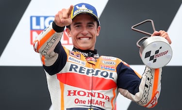 Siempre que ha podido correr en el circuito alemán, siempre ha ganado. Conocido como el káiser, Márquez no se ha bajado nunca de lo más alto del podio en Sachsenring. Desde que el trazado entró al calendario de MotoGP en 2013, solo la pandemia (2020) y su cuarta operación en el brazo (2022) le han frenado. De hecho, este circuito fue testigo del regreso del mejor Marc Márquez en 2021, cuando volvió a ganar 581 días después (la última fue en el cierre de la temporada 2019, en Valencia y ante su público). Además, lo hizo con una ventaja descomunal con sus rivales y dejando claro que, después de la tormenta, siempre sale el sol.