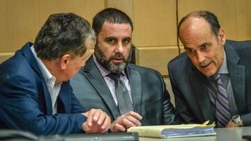 El hispano-estadounidense Pablo Ibar escucha a sus abogados defensores Fred Haddad y Benjamin Waxman durante su juicio en el tribunal estatal de Fort Lauderdale, en Florida (EE.UU.).