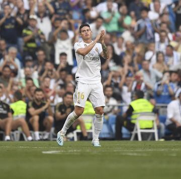 El jugador del Real Madrid, James Rodríguez, aplaude a los seguidores. 