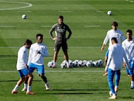 Real Madrid's Spanish coach Xabi Alonso watches his players during a training session on the eve of the UEFA Champions League football match between Liverpool and Real Madrid CF at the Real Madrid Sports City of Valdebebas in Madrid on November 3, 2025. (Photo by Oscar DEL POZO / AFP)