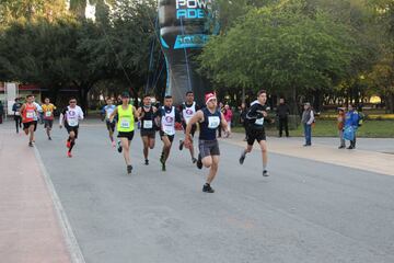 Monterrey vivió una fiesta importante con el Maratón Powerade, donde decenas de corredores desafiaron al frío para cumplir esta meta.