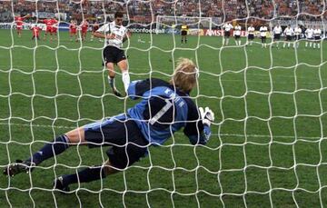 Kahn detuvo el penalti de Pellegrino y el Valencia cayó en la final de Champions.