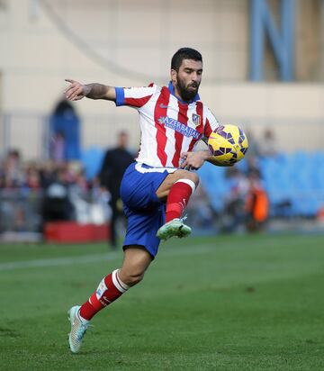 Un mago. El turco siempre fue a su aire en el Atlético, pero pocos jugadores habrán tenido su calidad. La aficíon no las tenía todas consigo cuando llegó, pero desde el inicio maravilló. Si el Atlético de Simeone tenía un problema se la daba al turco para que retuviera el balón, rodeado de contrarios. Jugó desde 2011 a 2015 en el Atlético, con 178 partidos y 22 goles. Ganó una Liga, una Copa, una Supercopa de España, una Europa League y una Supercopa de Europa. Siempre con una sonrisa en la boca, tenía mal genio si las cosas no salían como él quería. Una de las imágenes recientes más famosas de nuestro fútbol la tiene a él como protagonista, tirando su bota a un linier.