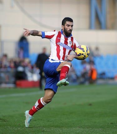 Un mago. El turco siempre fue a su aire en el Atlético, pero pocos jugadores habrán tenido su calidad. La aficíon no las tenía todas consigo cuando llegó, pero desde el inicio maravilló. Si el Atlético de Simeone tenía un problema se la daba al turco para que retuviera el balón, rodeado de contrarios. Jugó desde 2011 a 2015 en el Atlético, con 178 partidos y 22 goles. Ganó una Liga, una Copa, una Supercopa de España, una Europa League y una Supercopa de Europa. Siempre con una sonrisa en la boca, tenía mal genio si las cosas no salían como él quería. Una de las imágenes recientes más famosas de nuestro fútbol la tiene a él como protagonista, tirando su bota a un linier.