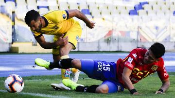 Futbol, Universidad de Concepcion vs Union Espanola  Novena fecha, segunda rueda campeonato nacional 2019.  El jugador de Union Espanola Carlos Palacios , izquierda derecha centro, disputa el balon con German Voboril de Universidad de Concepcion durante el partido de primera division en el estadio Ester Roa de Concepcion, Chile  05/10/2019  Esteban Paredes/Photosport   Football, Universidad de Concepcion vs Union Espanola  Ninth date, second round National Championship 2019  Union Espanola player Carlos Palacios , left right center, battles for the ball against German Voboril of Universidad de Concepcion, during the first division match held at Ester Roa stadium in Concepcion, Chile.  05/10/2019  Esteban Paredes/Photosport