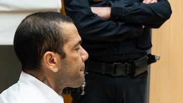 El exfutbolista Dani Alves durante un juicio en la Audiencia de Barcelona, a 5 de febrero de 2024, en Barcelona, Catalunya (España). Alves está acusado de agresión sexual a una chica en un baño de la discoteca Sutton de la capital catalana la noche del 30 al 31 de diciembre de 2022. Denunciado por la joven de 23 años, se sienta en el banquillo de la Audiencia de Barcelona y se enfrenta a una petición de cárcel de nueve años de la Fiscalía, que la defensa de la víctima eleva hasta los 12. Tras un año y 15 días en prisión preventiva en Brians, el brasileño llega después de haber cambiado hasta cinco veces de versión.
05 FEBRERO 2024;AUDIENCIA BARCELONA;AGRESIÓN SEXUAL;JUICIO;FUTBOLISTA;FB BARCELONA;ABUSOS;AGRESIÓN SEXUAL;PRISIÓN;JUICIO
EUROPA PRESS/D.Zorrakino. POOL
05/02/2024