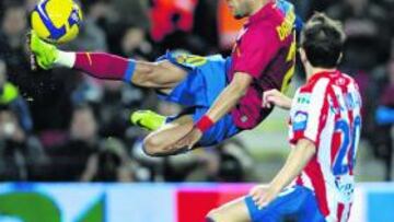 <b>ESTELAR. </b>Daniel Alves volvió a hacer un partido espectacular y cerró la cuenta con un gol. En la imagen, controla ante Raúl Cámara.