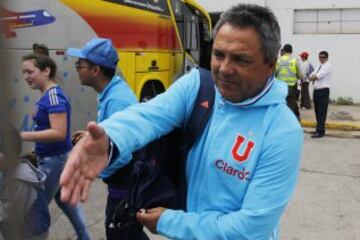 Hinchas de Universidad de Chile realizan banderazo en el Estadio Nacional, previo al Superclásico del domingo 02 de Octubre del 2016.
