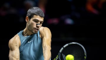 Rotterdam (Netherlands), 04/02/2025.- Carlos Alcaraz of Spain in action against Botic van de Zandschulp of the Netherlands on the second day of the Rotterdam Open tennis tournament in Rotterdam, Netherlands, 04 February 2025. (Tenis, Países Bajos; Holanda, España) EFE/EPA/Sander Koning