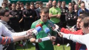 Mario, con el comunicado.