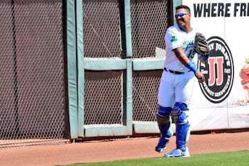 El receptor de los Royals previo al juego de hoy de Kansas City en el Spring Training. En el uniforme se pueden ver los detalles en color verde por St. Patrick's Day.