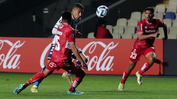 AME9117. CONCEPCIÓN (CHILE), 05/04/2023.- Paolo Guerrero (c) de Racing disputa el balón con Rafael Caroca (i) de Ñublense hoy durante un partido de la Copa Libertadores 2023 entre Club Deportivo Ñublense de Chile y Racing Club de Argentina, en el estadio Alcaldesa Ester Roa Rebolledo en Concepción (Chile). EFE/ Esteban Paredes Drake
