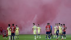 Clásico América vs Chivas en USA se detiene por bengalas