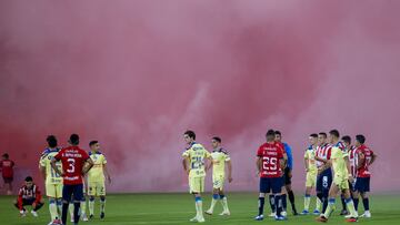 AME7639. PASADENA (ESTADOS UNIDOS), 15/10/2023.- Jugadores de Chivas y América esperan que continúe el juego mientras los fanáticos lanzan petardos al campo hoy, durante un partido disputado entre los equipos Chivas del Guadalajara y América en el Rose Bowl de Pasadena, California (EE.UU.). Armando Arorizo